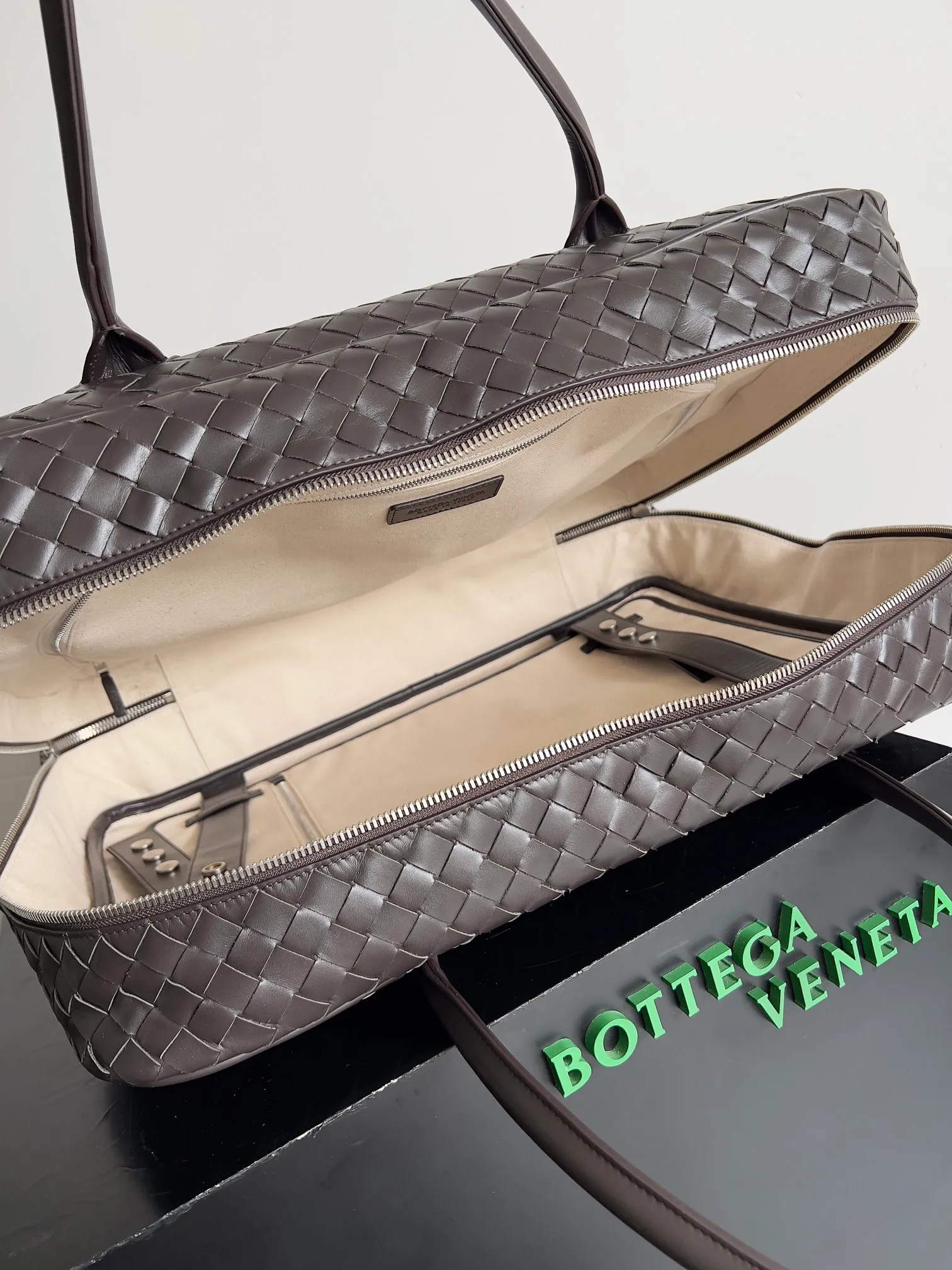 Batch 3960 Let's go on a trip✈️BOTTEGA VENETA men's travel bag is no heavier than a suitcase. The capacity and lightness of this travel bag are really suitable for short trips. The soft cow leather reduces the burden on the hands. The capacity is very nice. Style number: 765620 Size: 50*41*15cm